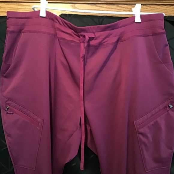 NWOT Scrubletics Women’s Scrubs with two zippered pockets - Picture 2 of 8